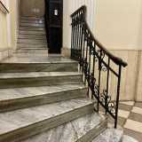 Due piccole rampe di scale, poste una di fronte all�altra, sono affiancate da ringhiere di ferro battuto in stile liberty e conducono ai piani superiori